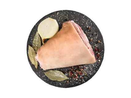 Šviežia kiaulienos karka su kaulu