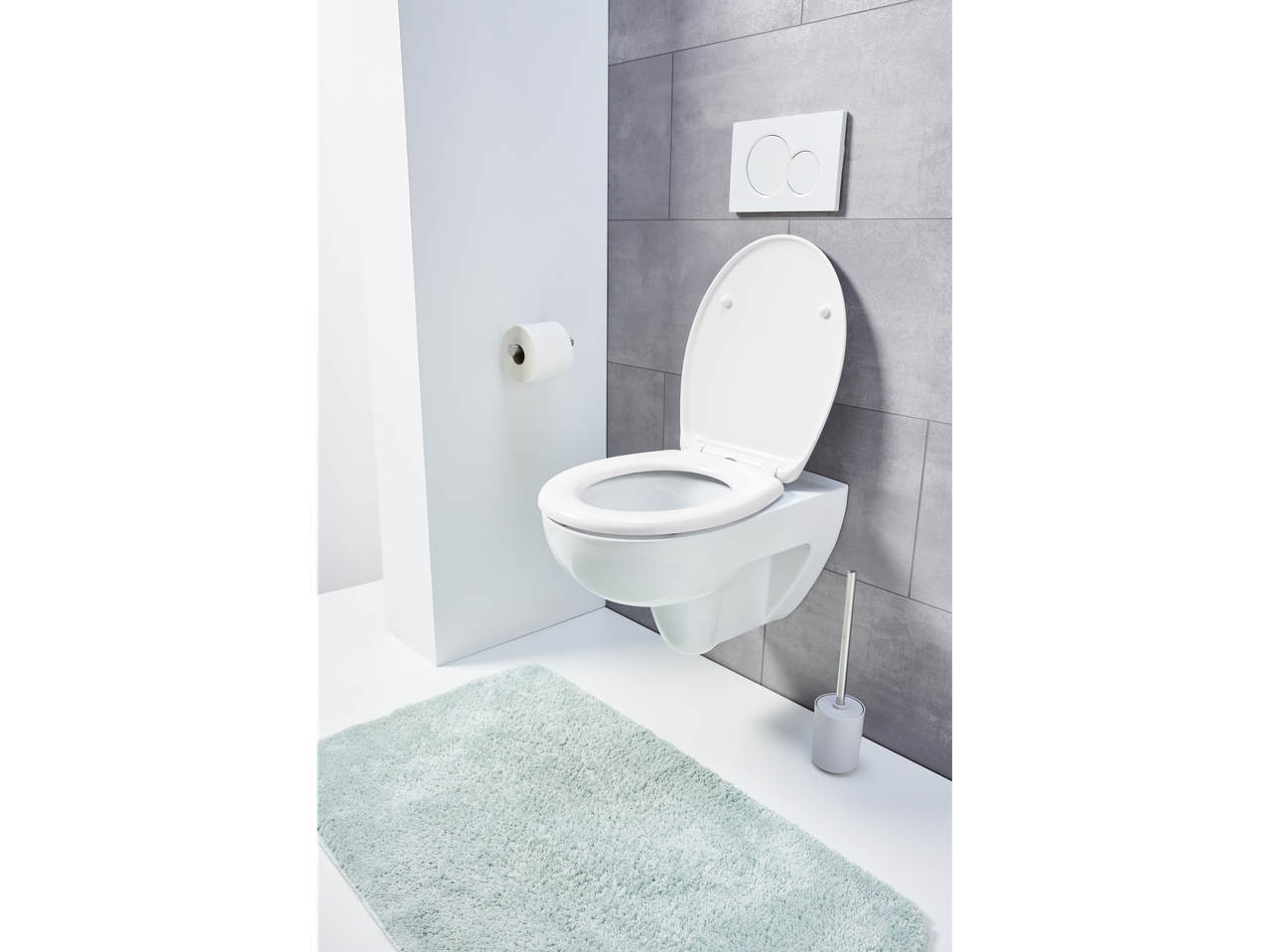 Toaletă suspendată LIVARNO home cu scaun deschis, buton de spălare și perie de toaletă.