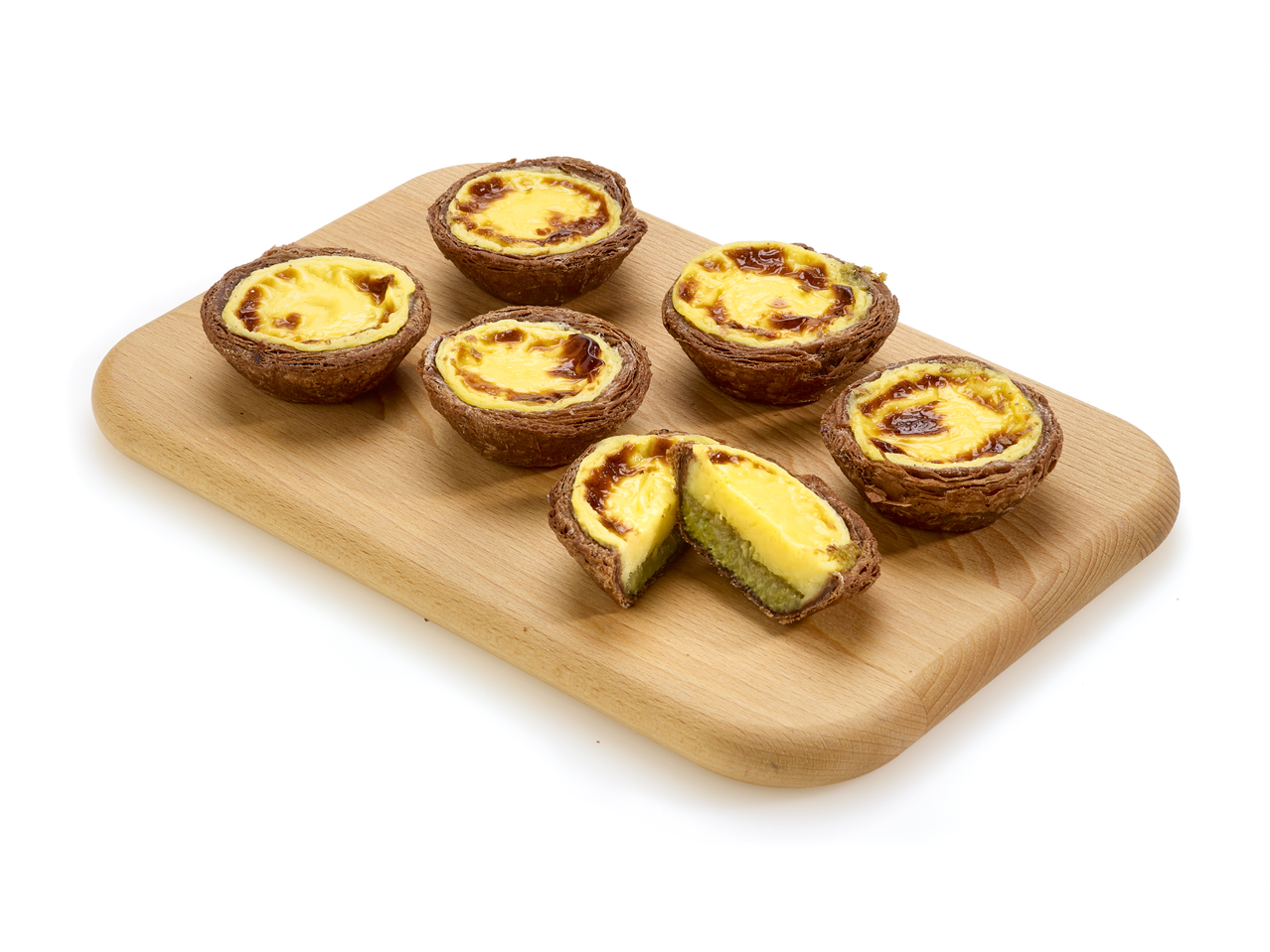 Cupcakes de style dubaïote avec garniture à la crème pâtissière sur une planche en bois.