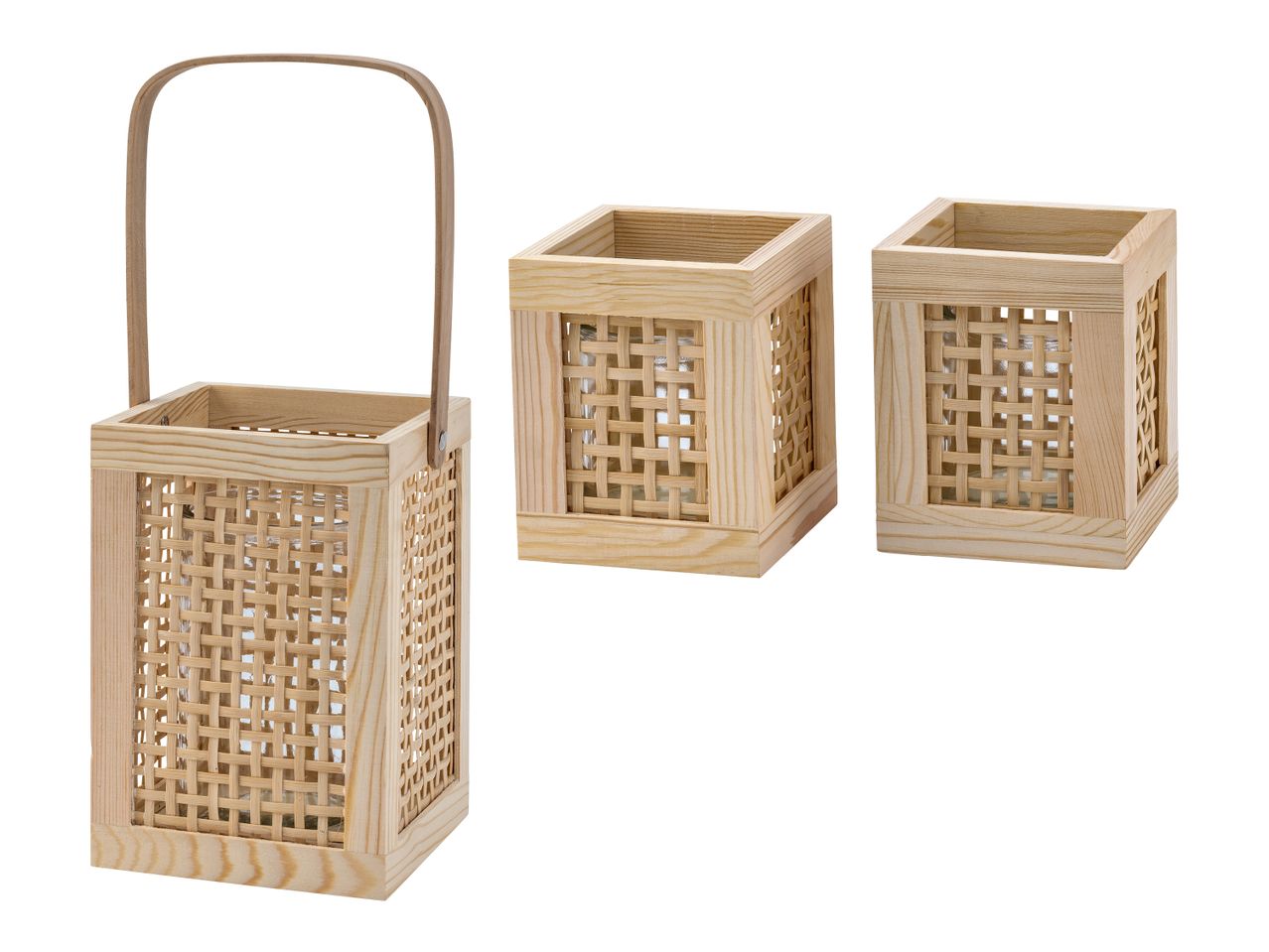 Drei rechteckige Laternen aus hellem Holz und geflochtenem Bambus, eine davon mit Henkel.