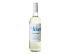 Fles witte wijn met een wit etiket met blauwe tekst 'i like Pinot Grigio' en smaaknotities.