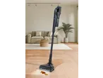 Aspirator SILVERCREST curățând o pată pe o podea de lemn într-un living