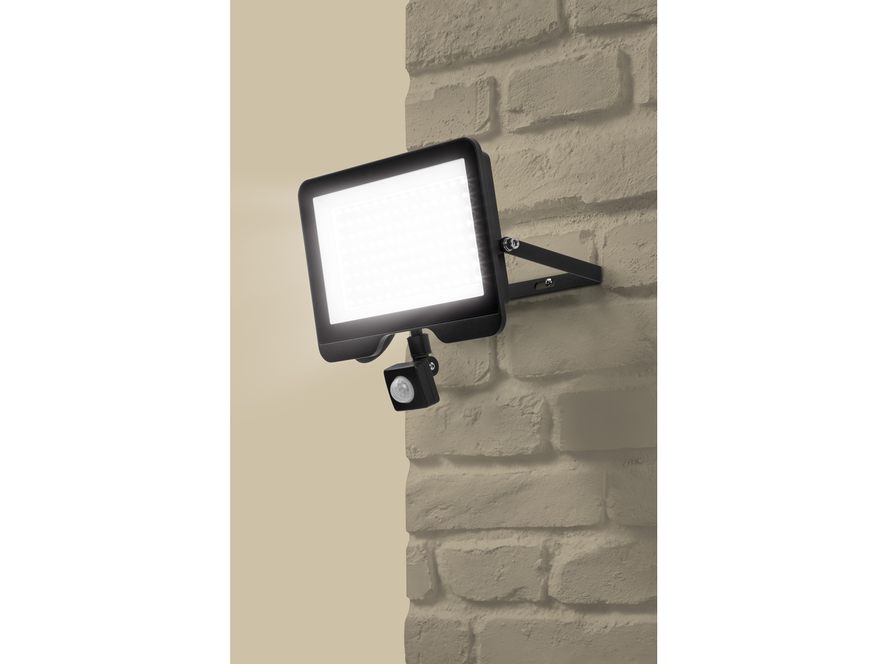 LIVARNO solarni LED reflektor s senzorjem gibanja, nameščen na opečni steni.