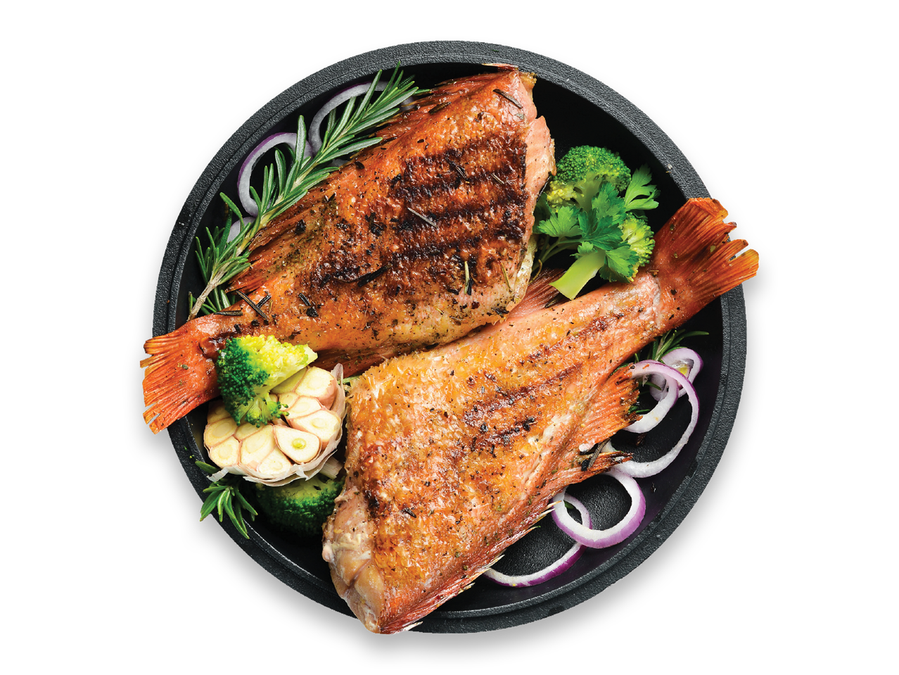 Divas grilētas sarkanas snaper zivis ar rozmarīnu, brokoļiem, ķiplokiem un sarkaniem sīpoliem pannā