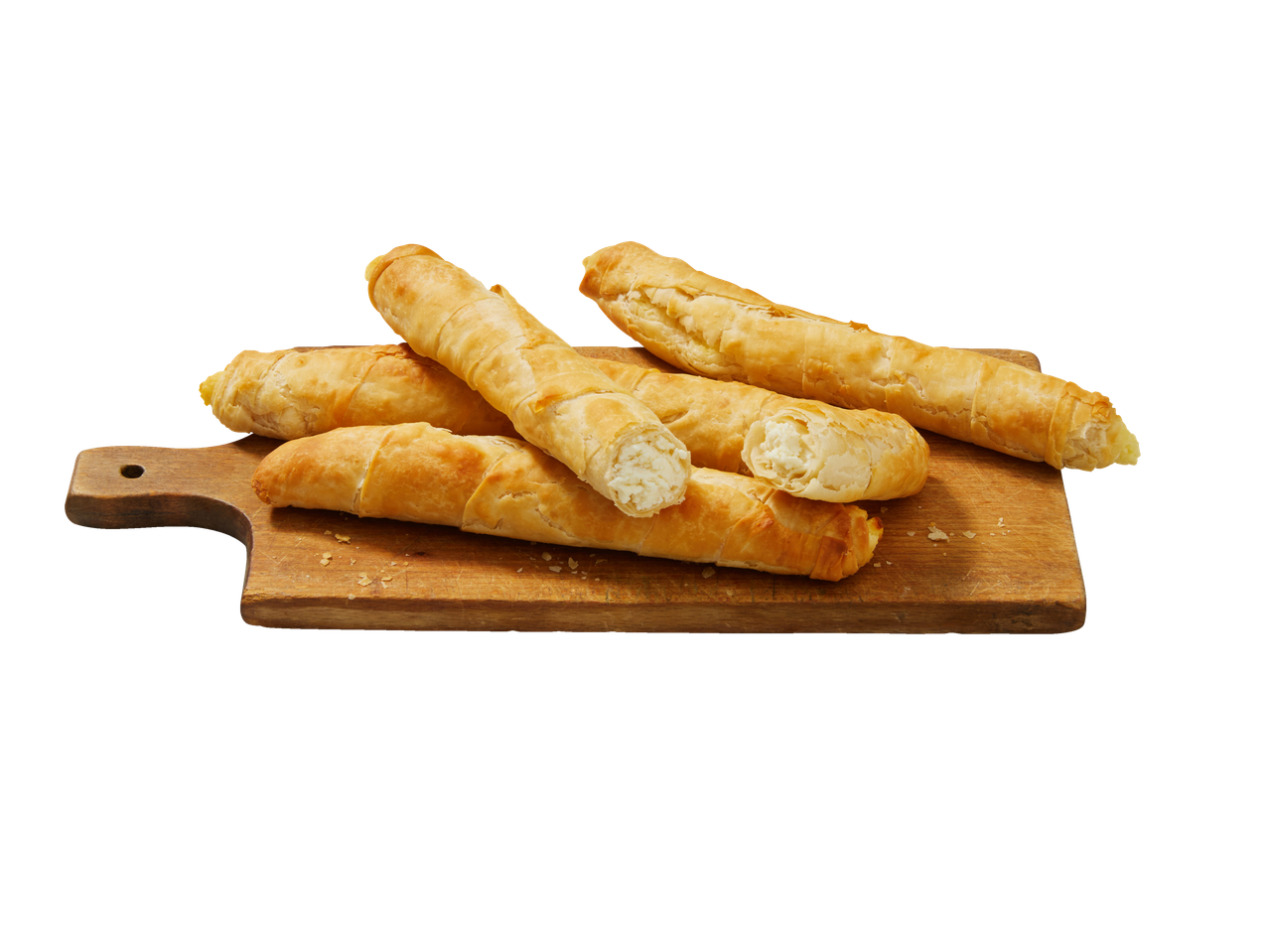Bureks de queijo dourados sobre uma tábua de madeira.
