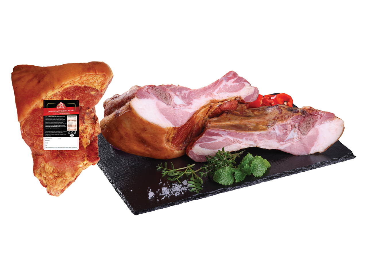 Dimljena svinjska rebra na crnoj ploči sa začinskim biljem i paprikom, pored pakovanja.