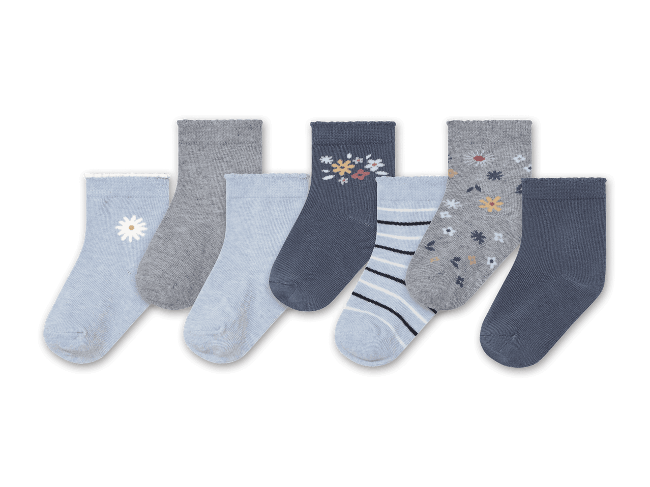 Sieben Paar Socken in Blau-, Grau- und Weißtönen mit Blumen- und Streifenmustern.