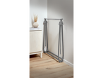 Cabideiro móvel com rodas, ideal para espaços pequenos.