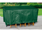 Husă verde pentru mobilier de exterior pe o terasă din lemn