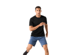 Homem a correr, a usar uma t-shirt preta e calções azuis.