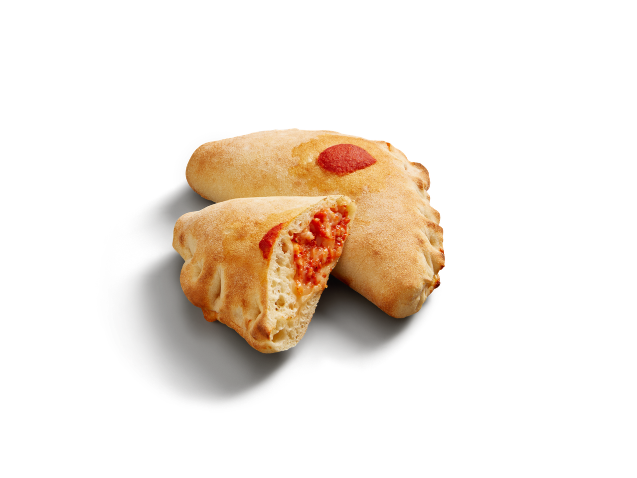 Zwei Calzone mit Käse und Tomatensauce.