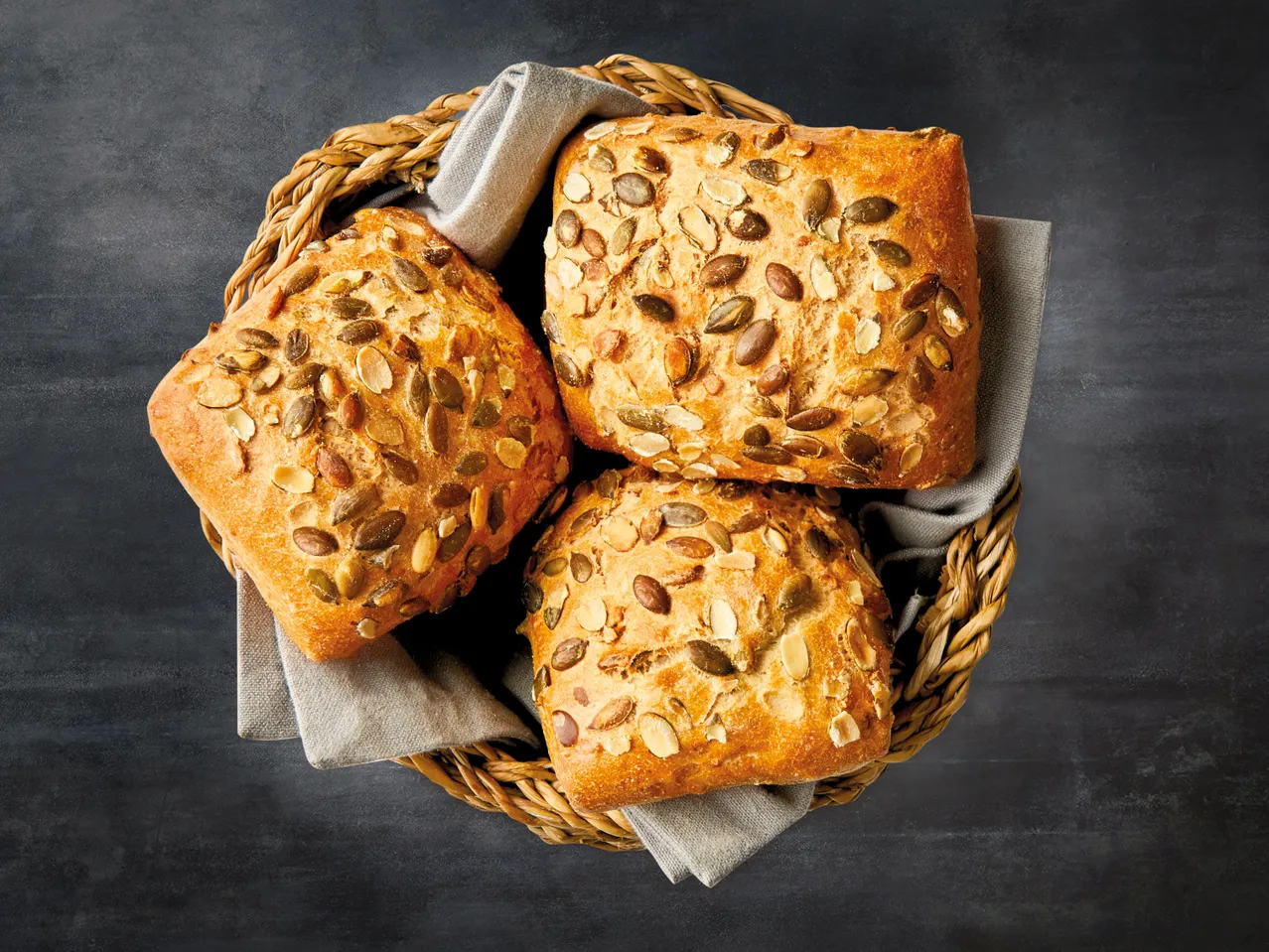 Kürbiskernbrötchen im Korb.