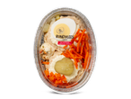 Rundvleessalade met aardappel, augurk en zilverui, gegarneerd met ei en wortel.