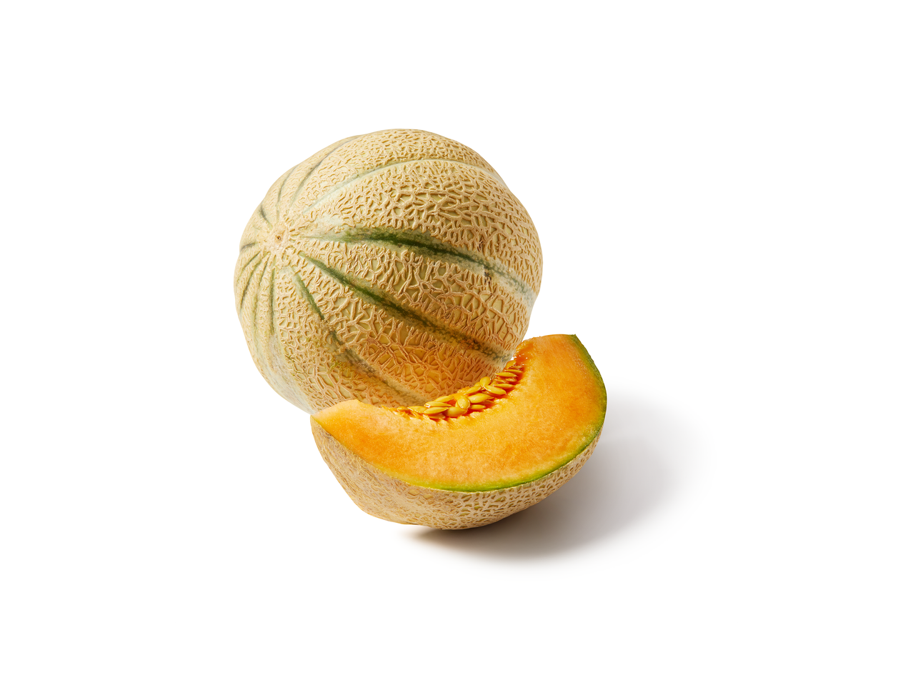 Een hele cantaloupe meloen en een partje met zaden op een witte achtergrond.
