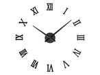 Un orologio da parete con numeri romani neri su sfondo bianco.