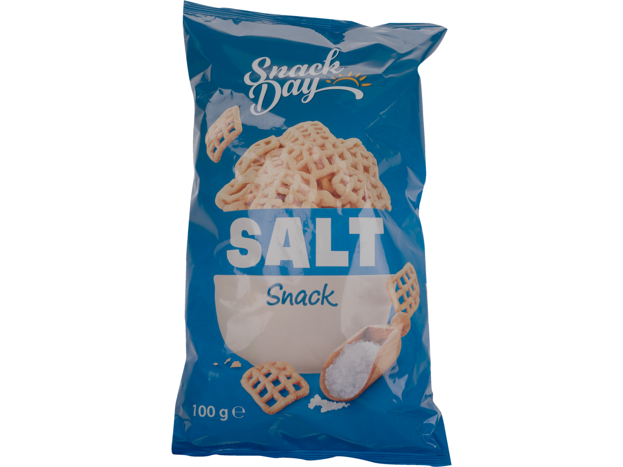 O pungă albastră de gustări sărate Snack Day cu chipsuri în formă de grilă și o lingură de sare.