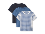 Drei T-Shirts in Blau, Dunkelblau und Weiß mit blauen Streifen