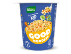 Instant noedels met kipsmaak in een blauwe cup, klaar in 3 minuten.