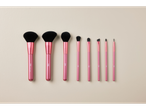 Conjunto de pincéis de maquiagem Cien rosa em fundo bege.