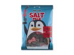 En pose med saltlakrids og vingummi i forskellige former, med en tegneseriepingvin på emballagen.
