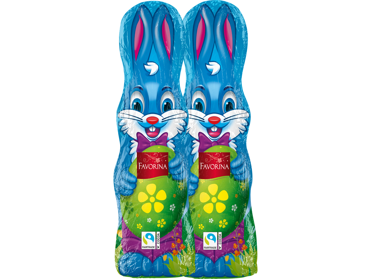 Två blåa chokladpåskharar som håller i ett grönt påskägg, med Fairtrade-märkning.