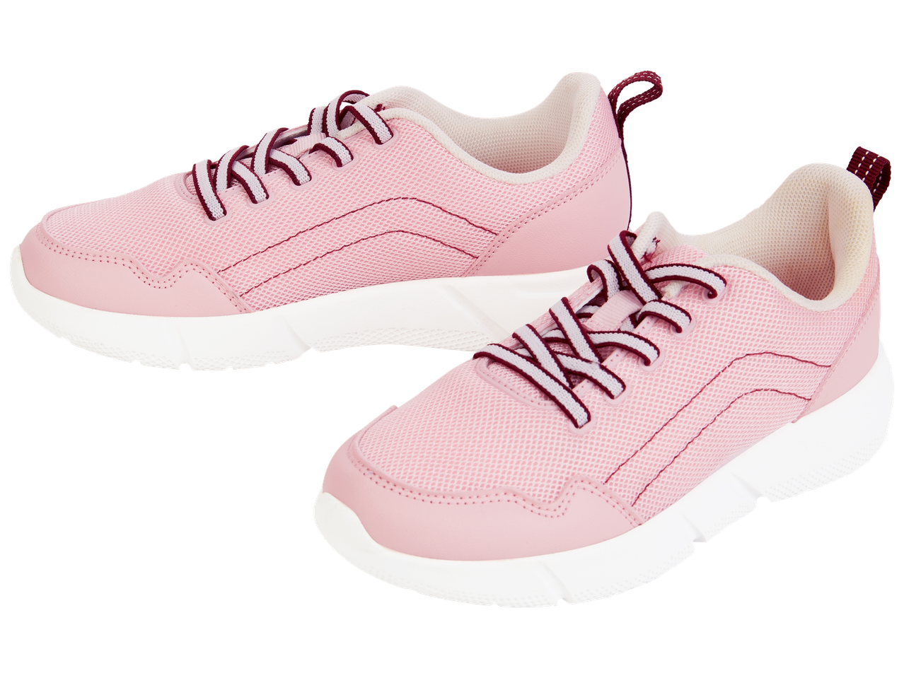 Une paire de baskets roses pour enfants avec des lacets bordeaux et des semelles blanches.