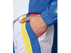 Calças e jaqueta esportivas em branco, azul e amarelo.