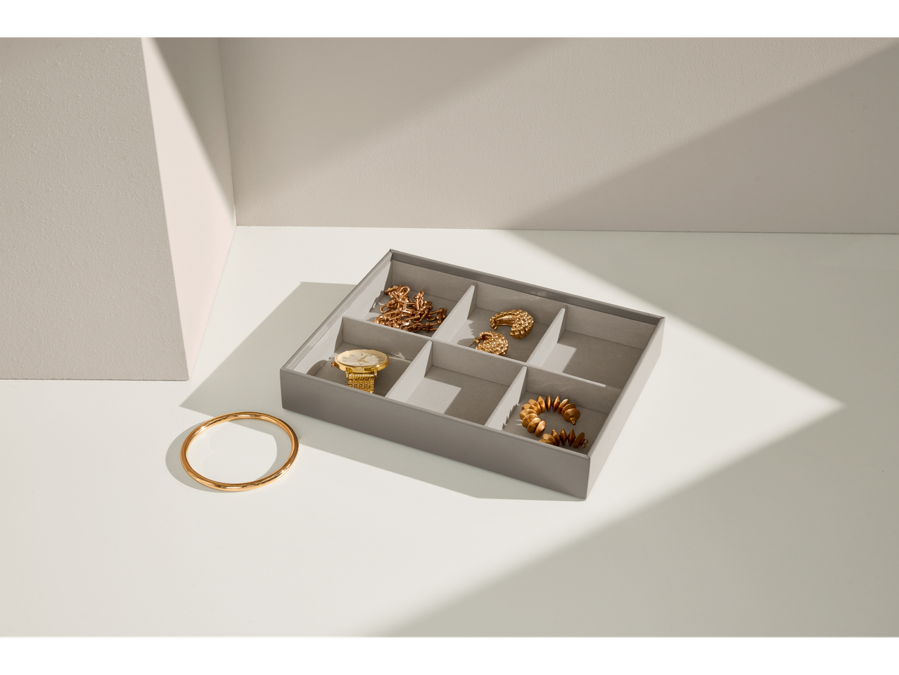 Organizator nakita sa zlatnim satom, narukvicom, ogrlicom i naušnicama.