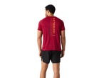 Bărbat îmbrăcat într-un tricou roșu și pantaloni scurți negri.