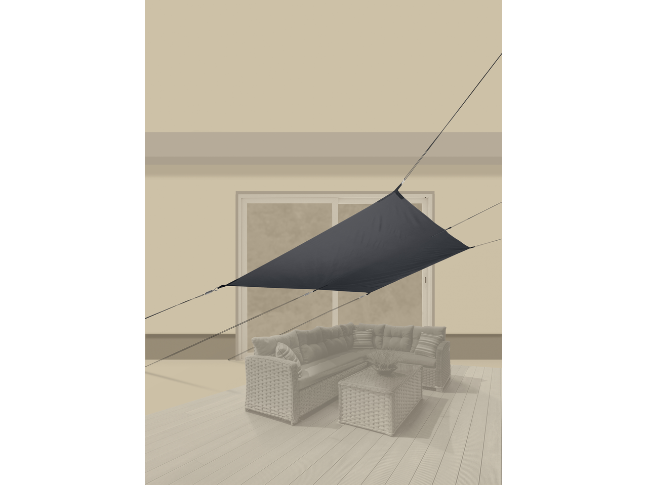Temno trikotno senčilo nad teraso z zunanjim pohištvom.