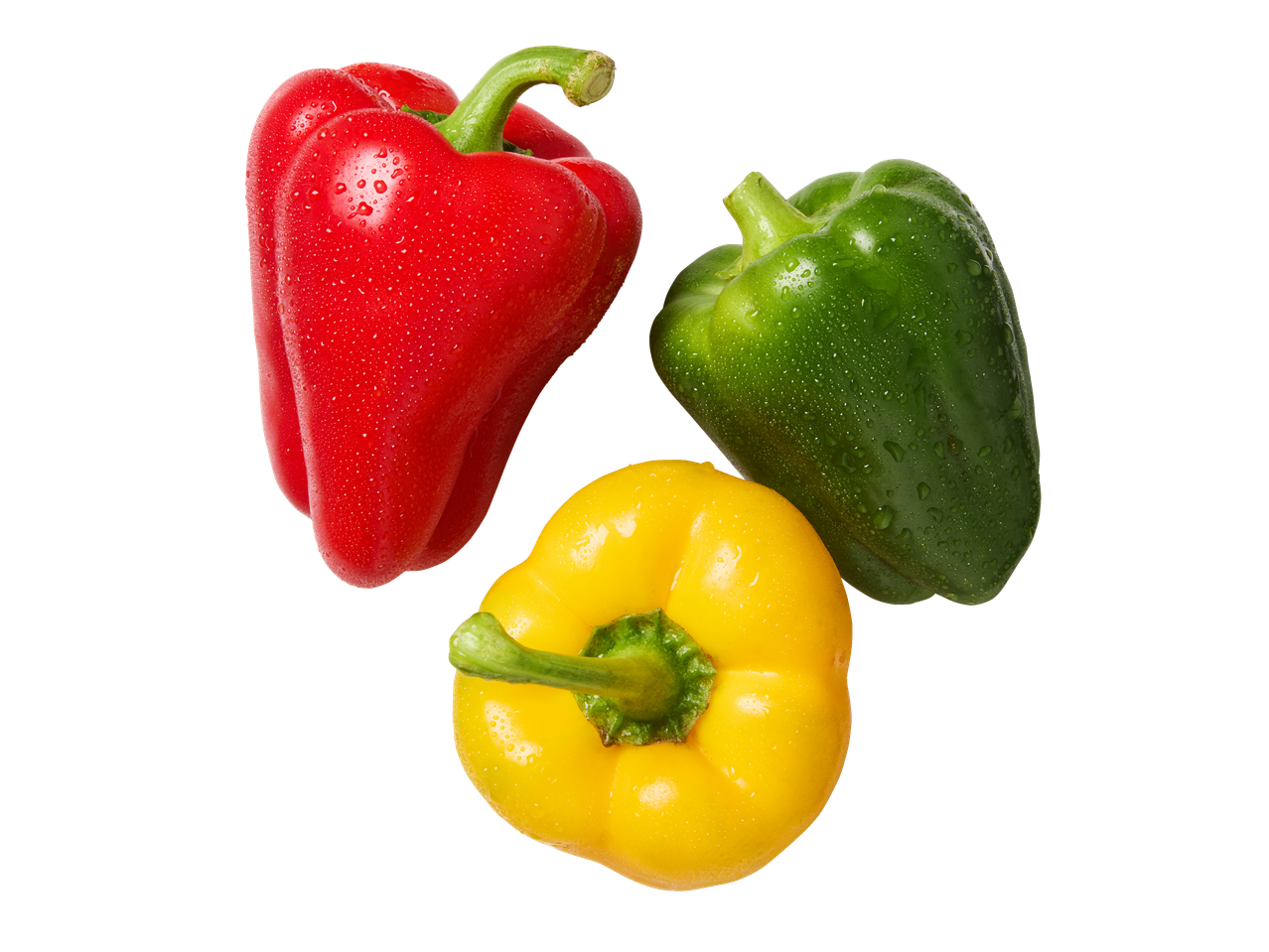 Drie verse paprika's: rood, groen en geel, met waterdruppels op een zwarte achtergrond.