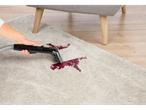 Limpador de estofos e carpetes Cleanmaxx removendo uma mancha vermelha de um tapete
