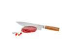 Faca de cozinha Silvercrest com cabo de madeira, a cortar um pedaço de carne crua, com pimenta e alecrim.