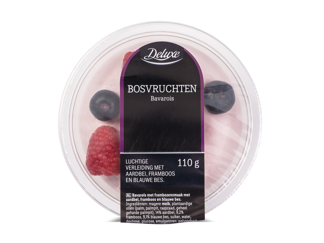 Bavarois met bosvruchten, aardbei, framboos en blauwe bes in een transparante verpakking.