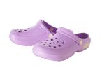 Lila Crocs papucsok.