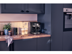 Aparat de cafea SILVERCREST și râșniță electrică de cafea într-o bucătărie modernă cu căni de latte.