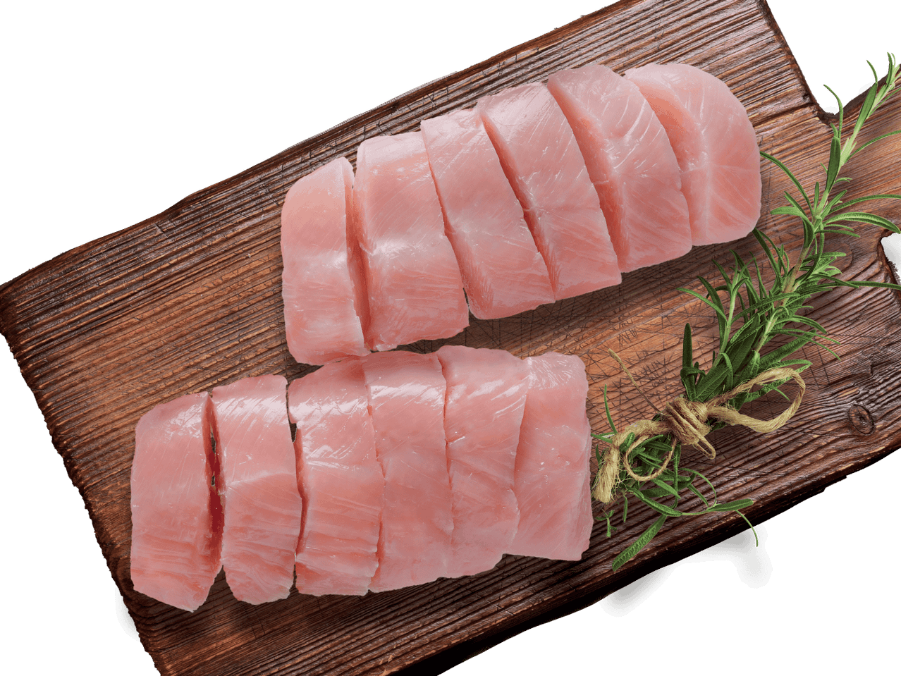 Auf einem Holzbrett liegen tranchierte Stücke rohen Fischfilets, garniert mit Rosmarin.