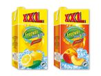 To XXL-kartoner iste, en med citron og en med fersken, begge med isterninger.