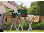 Ferăstrău electric cu lanț PARKSIDE® PEKS 2200 B1 tăind bușteni.