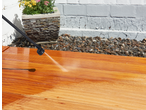 Limpeza de um deck de madeira com um aparelho de limpeza de alta pressão PARKSIDE.