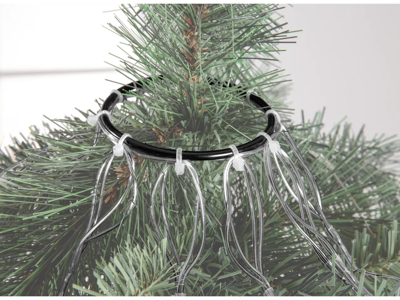 Livarno Home LED-Weihnachtsbaum-Lichterkette: Detalė, kaip tvirtinamos lemputės ant dirbtinės eglutės.