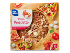 Een pizzadoos met een afbeelding van een pizza prosciutto met kaas, ham en tomaten.