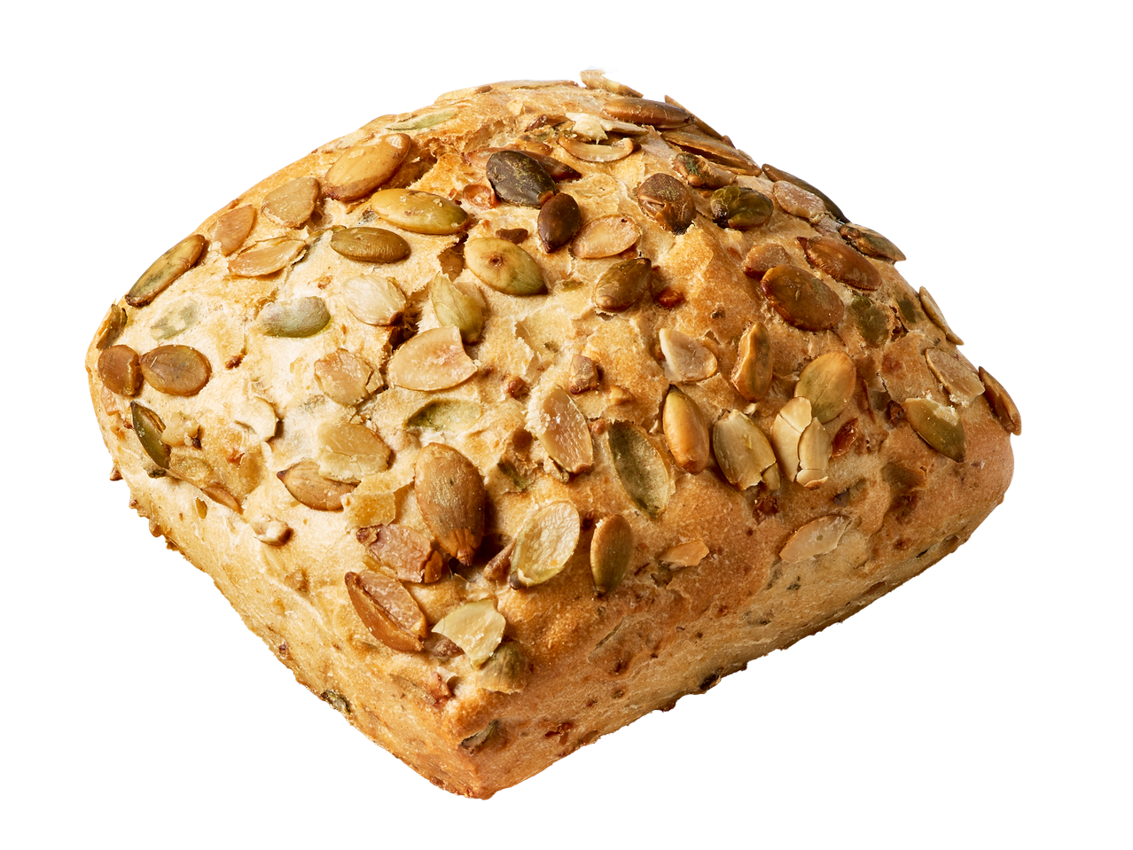 Een vierkant pompoenpittenbroodje, geïsoleerd op een zwarte achtergrond.