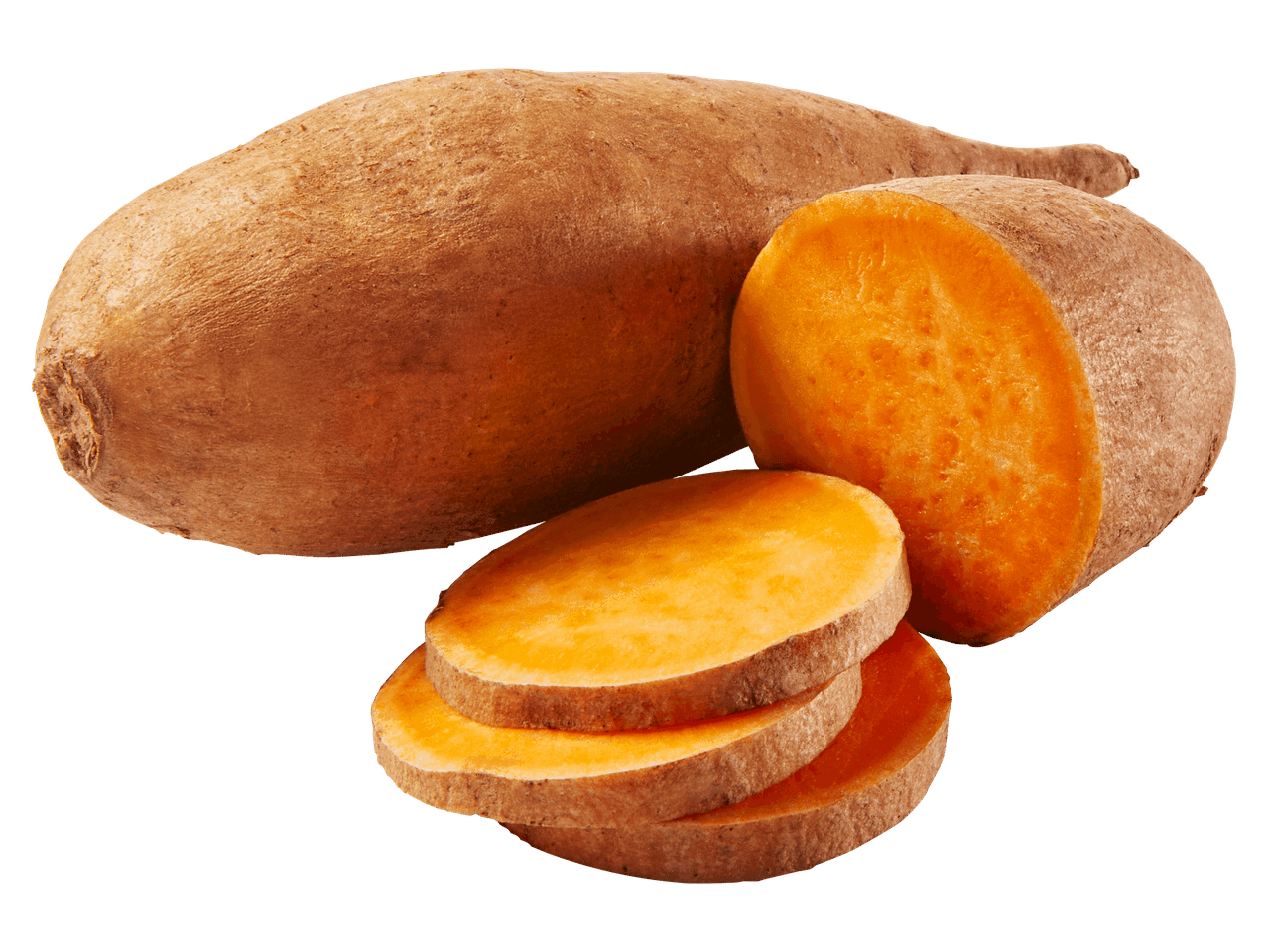 Egész és szeletelt édesburgonya fekete háttér előtt.