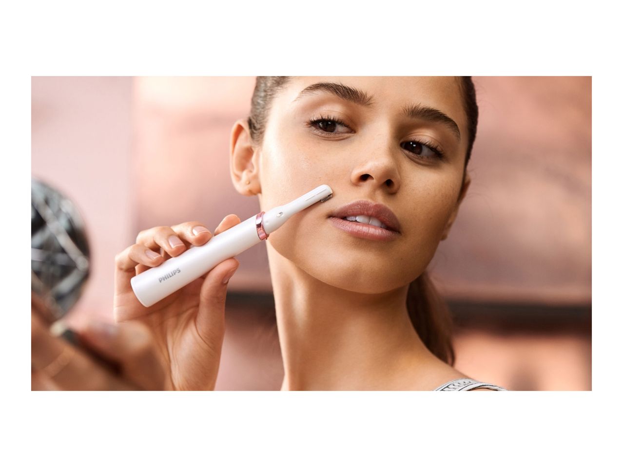 Go to full screen view: Philips Eyebrow Pen Trimmer - Image 4