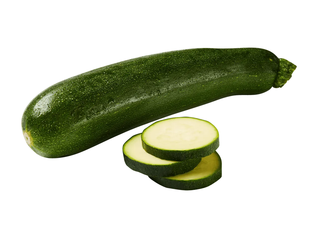 Eine ganze Zucchini und drei Scheiben frische Zucchini auf schwarzem Hintergrund.