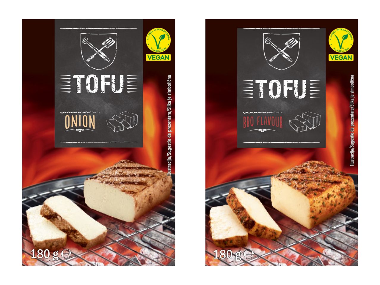 Două pachete de tofu vegan, unul cu aromă de ceapă și unul cu aromă de BBQ, pe un grătar.
