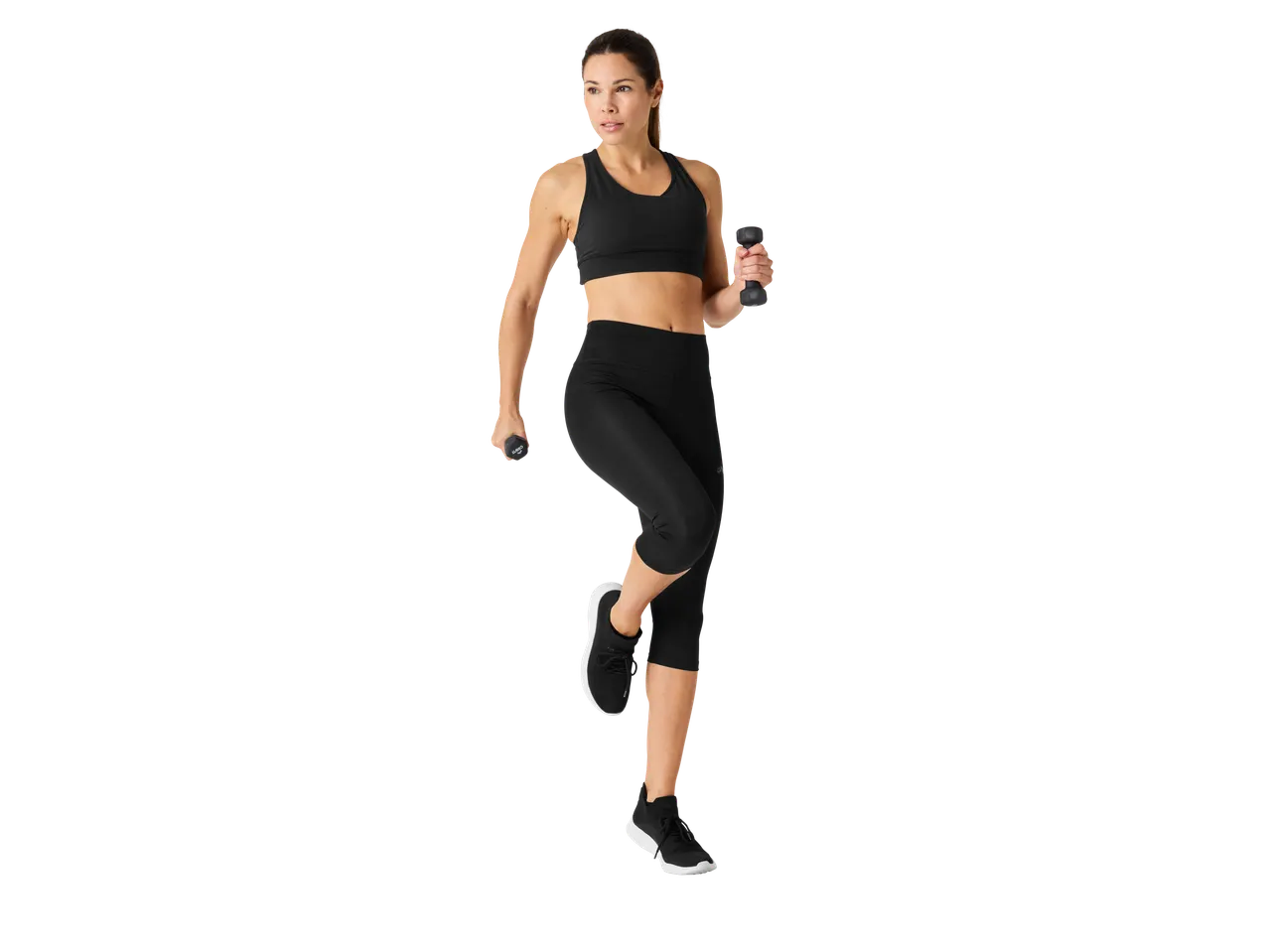 Mulher em roupa de ginástica usando halteres.