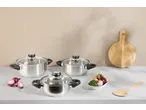 Três mini-panelas de arroz Silvercrest, cebolas roxas e vegetais numa bancada de cozinha.