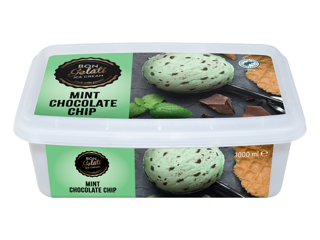 Deux bacs de glace menthe-chocolat avec des gaufrettes et des morceaux de chocolat.